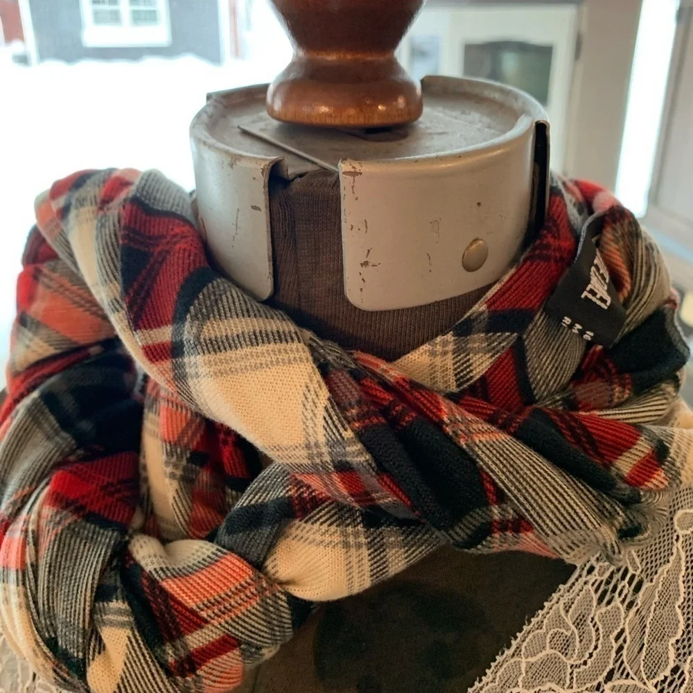 Charlotte Daniel infinity scarf plaid design in cream red black super soft euc